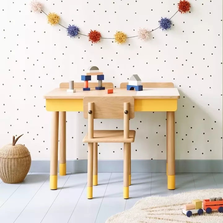 Der gelbe Rise-Schreibtisch wächst mit Ihrem Kind